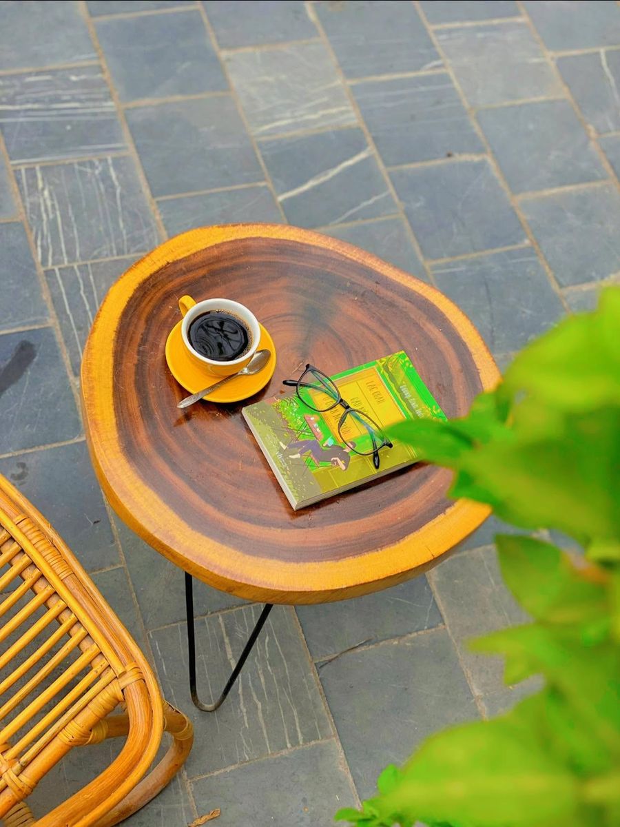 Bàn gỗ ngoài hiên – GenZ Coffee