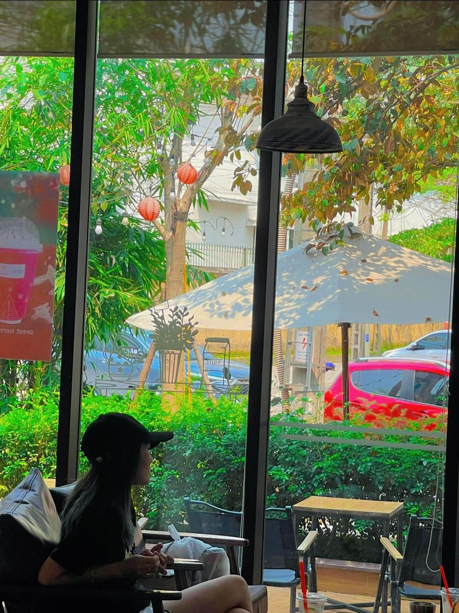 Bên cửa kính – GenZ Coffee