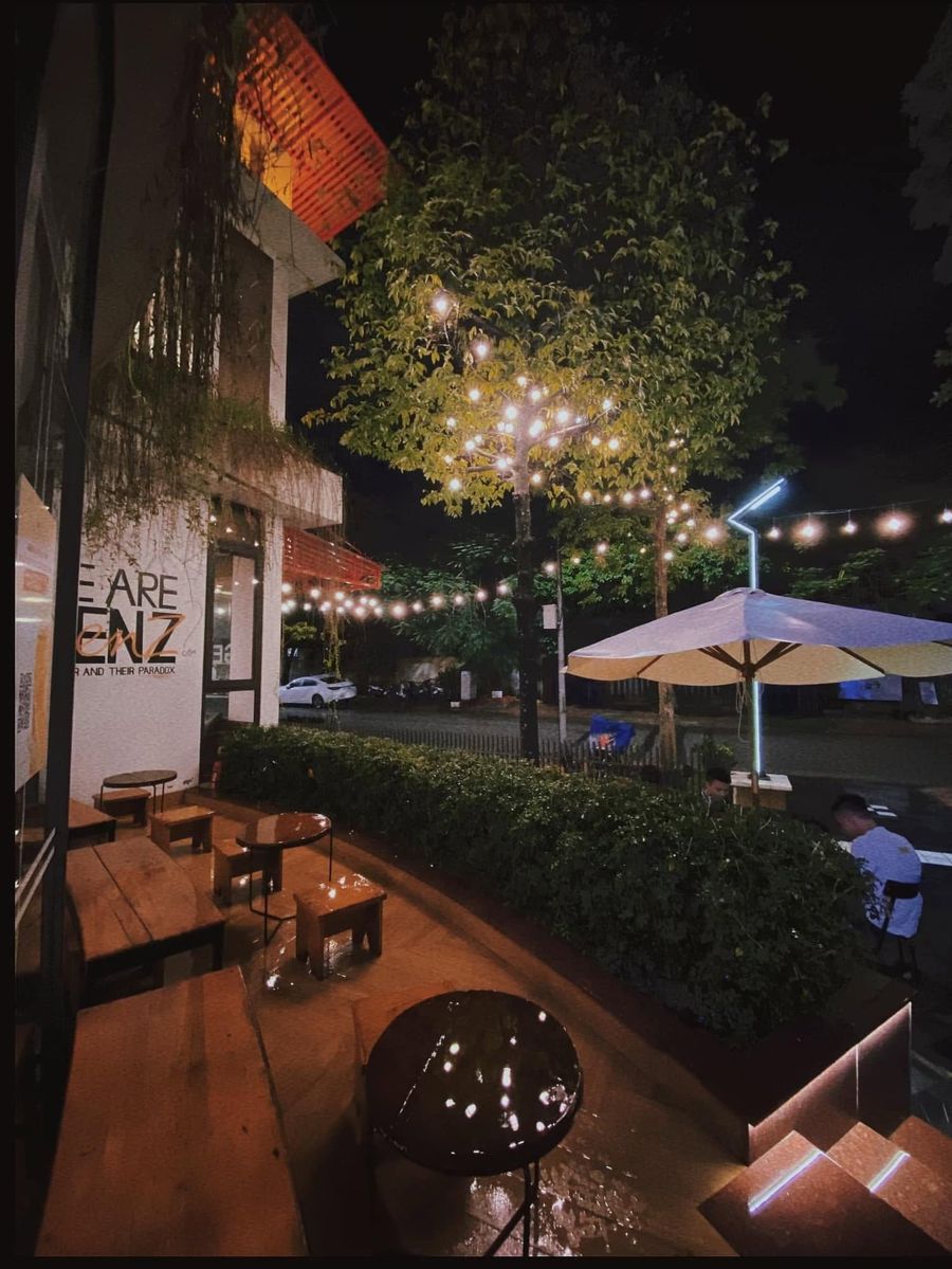 Sân vườn buổi tối – GenZ Coffee